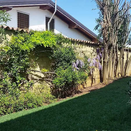 A Casa Di Manu Bed & Breakfast 2*